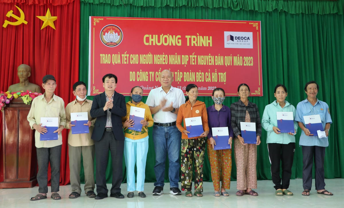 Tặng quà Tết cho các hộ dân tại xã Nghĩa Điền và xã Nghĩa Kỳ.