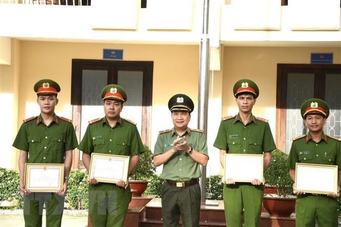 Giám đốc Công an tỉnh Đồng Nai tặng Giấy khen cho 4 cá nhân thuộc Đội Chữa cháy và cứu nạn cứu hộ khu vực Nhơn Trạch vì có thành tích cứu sống bé gái 5 tuổi rơi xuống hố cọc ép bê tông sâu 15 m vào ngày 19/12 vừa qua. (Ảnh: TTXVN phát).