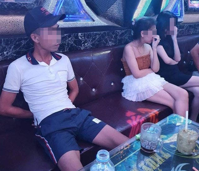 Lực lượng Công an Phường 1 phát hiện nhóm “nam thanh, nữ tú” đang “bay lắc” tại quán karaoke Thủy Ngân (Ảnh: CAP1).  