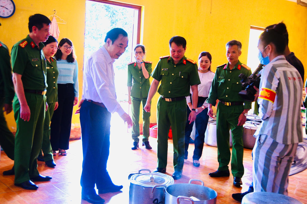 ... thăm Khu bếp ăn của phạm nhân.
