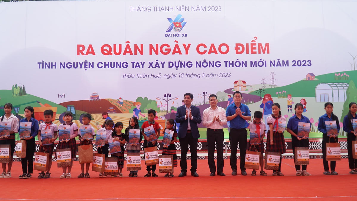 Trao học bổng cho các em học sinh nghèo vượt khó.