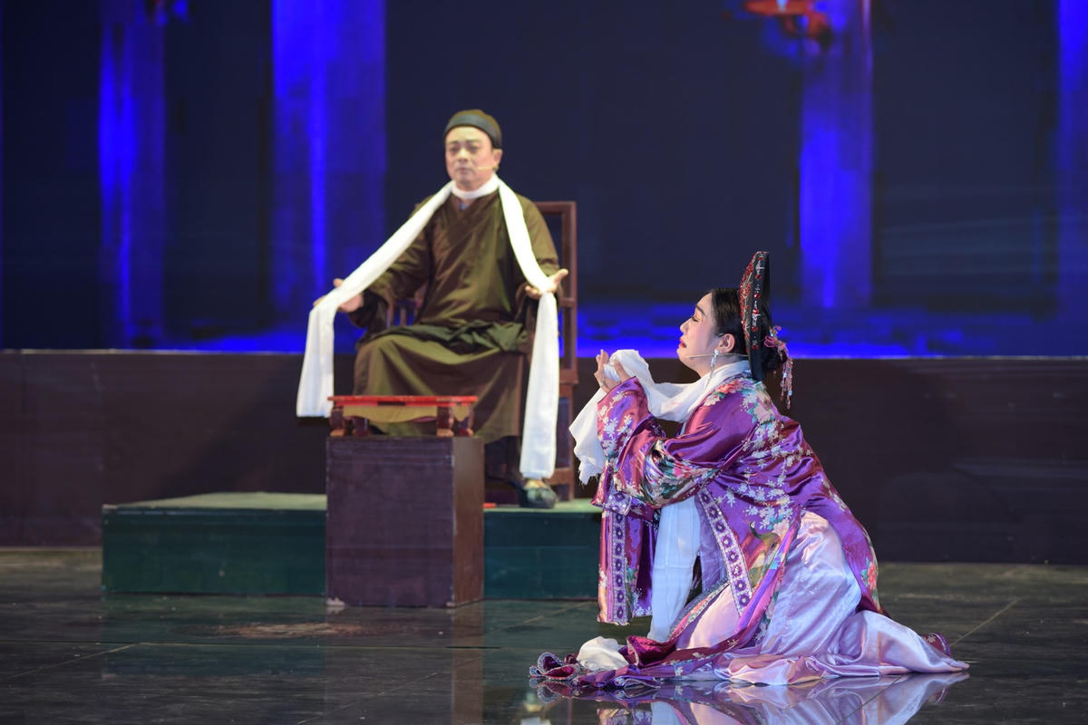 Diễn viên Lương Thúy Hoa (Nhà hát Nghệ thuật truyền thống Thanh Hóa) vào vai Trần Thị Dung trong trích đoạn “Dấu ấn giao thời”.