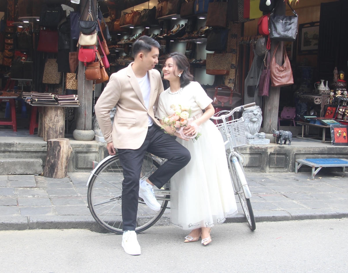 Nhiều bạn trẻ tạo dáng chụp ảnh lưu niệm trong dịp du xuân.