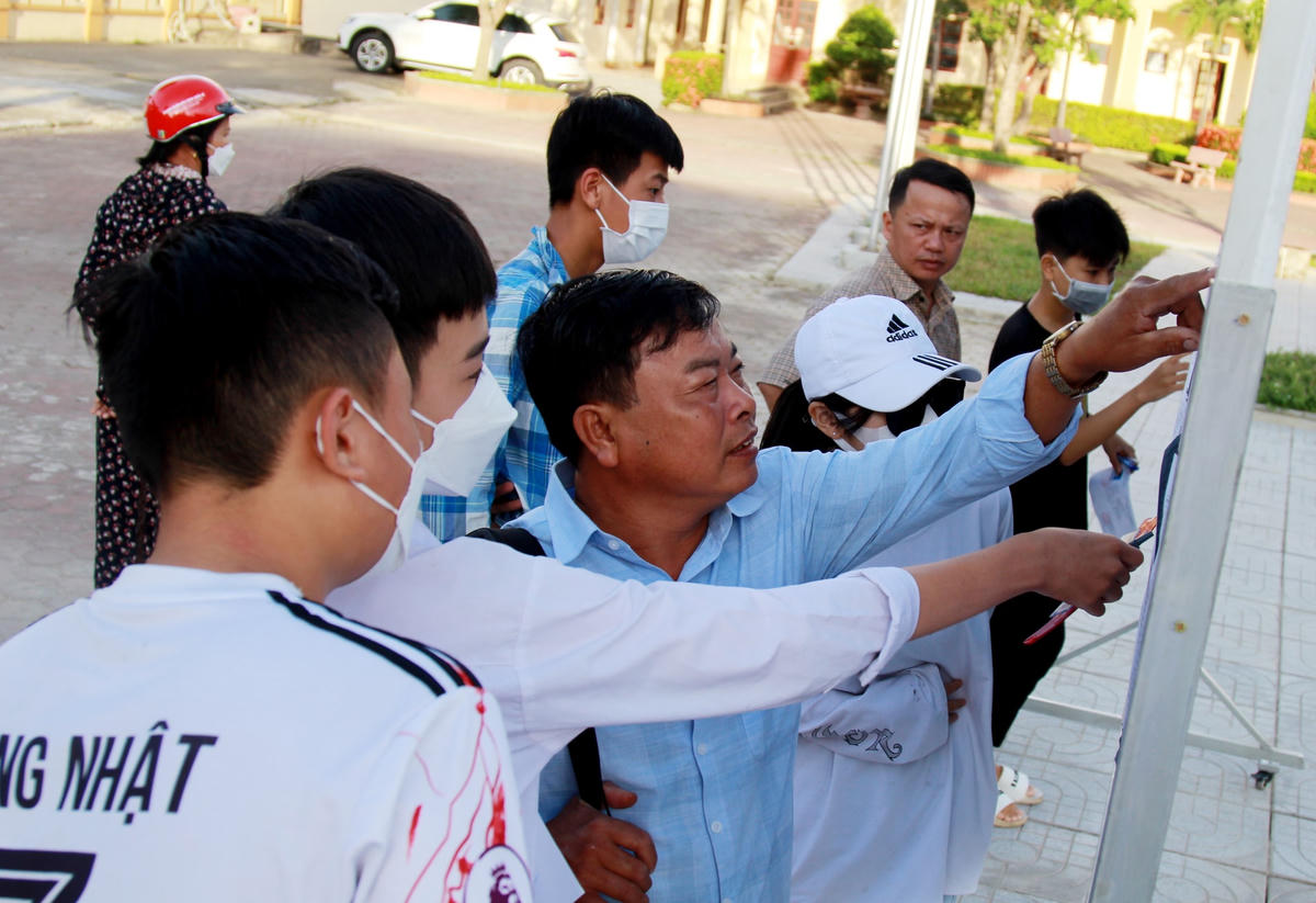 Từ sáng sớm nhiều phụ huynh đưa con mình đi tìm thông tin phòng thi.