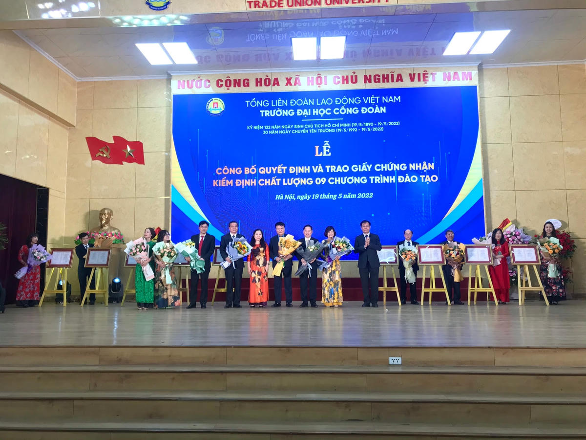 Trường ĐH Công đoàn được trao nhận Giấy chứng nhận kiểm định chất lượng giáo dục 9 chương trình đào tạo