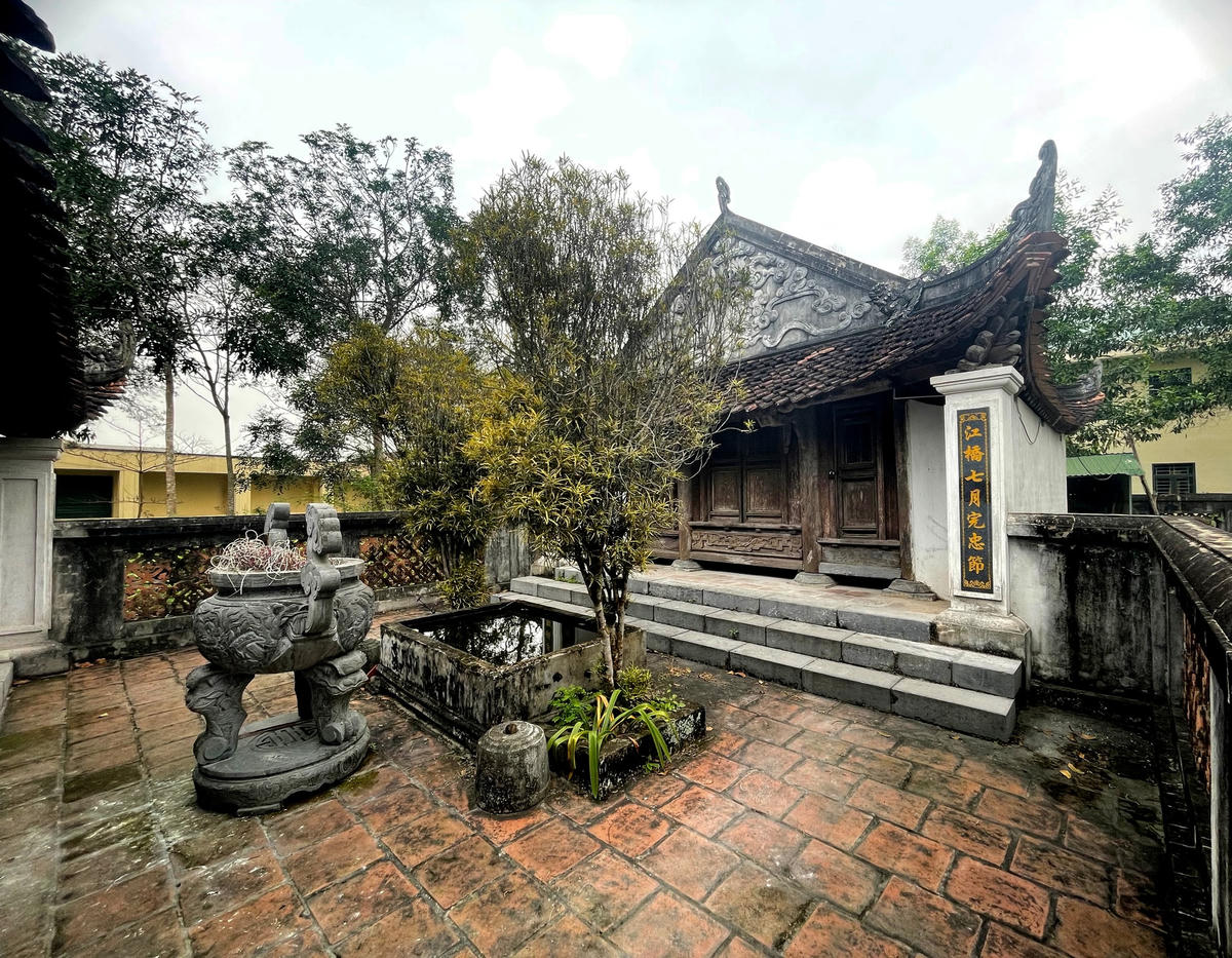 Phía trong cùng là thượng điện, nơi thờ tự Nghĩa vương Nguyễn Biểu.