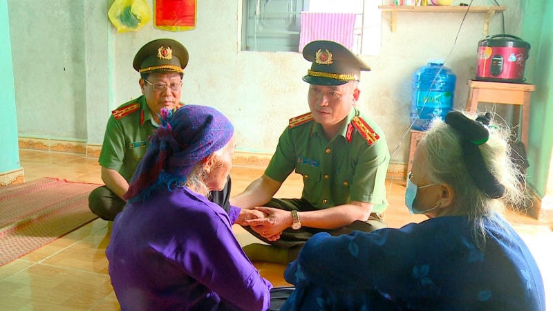 Đại tá Nguyễn Thế Hùng, Giám đốc Công an tỉnh Khánh Hòa động viên, chia sẻ nỗi đau với mẹ đẻ Thượng úy Hoàng Văn Yên.