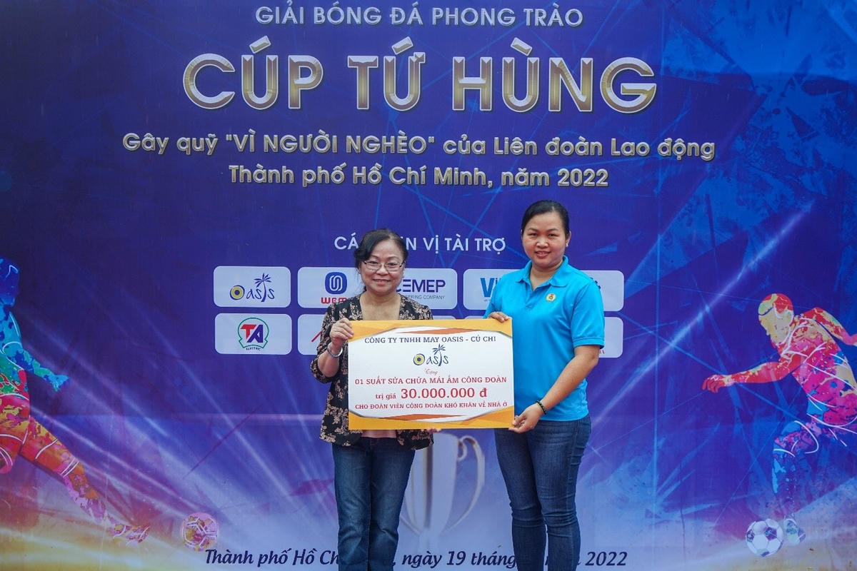 Đại diện Công ty TNHH MAY OASIS trao tặng 1 suất sửa chữa mái ấm Công đoàn trị giá 30.000.000 đồng tại Lễ khai mạc giải bóng đá mini tranh cúp Tứ Hùng 2022.