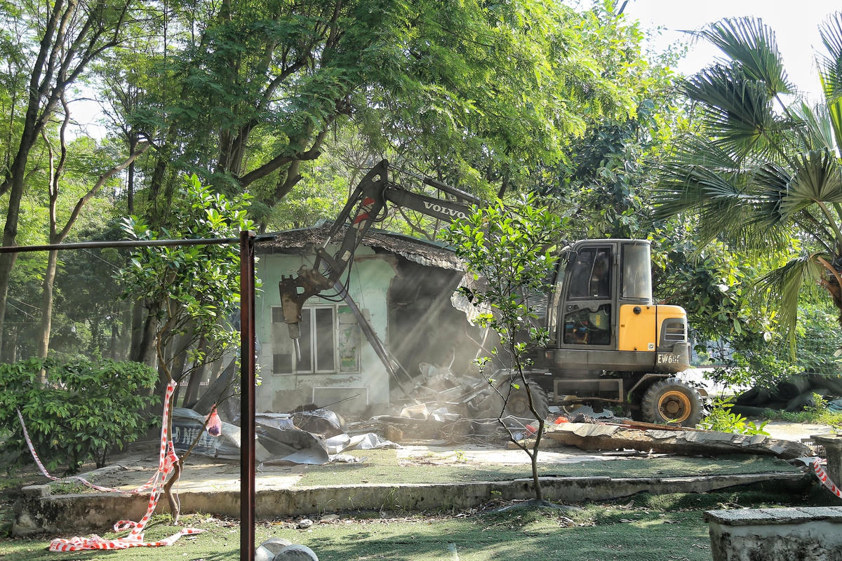 Ngay từ 8h30 sáng 18/5, theo ghi nhận của PV Báo Đại Đoàn Kết Online, lực lượng chức năng phường Thanh Nhàn, quận Hai Bà Trưng (Hà Nội) tiến hành tháo dỡ, phá bỏ những công trình sai phạm tại khu vực Công viên Tuổi trẻ Thủ đô.