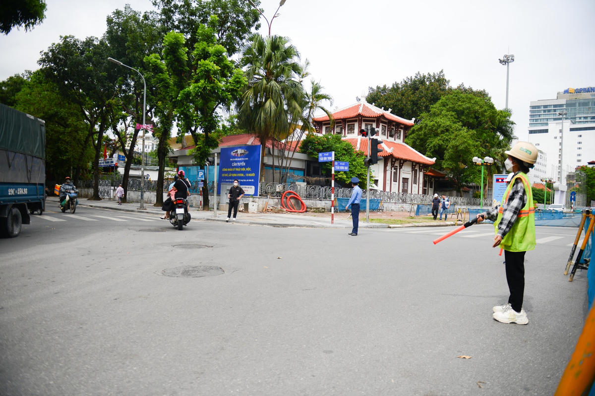 Các nút giao thông luôn luôn có mặt của lực lượng phân luồng nhằm đảm bảo giao thông thông suốt.