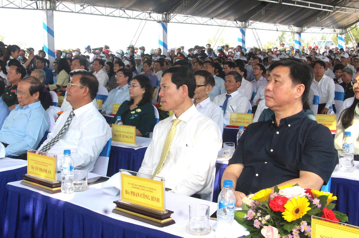 Các đại biểu tham dự buổi lễ.  