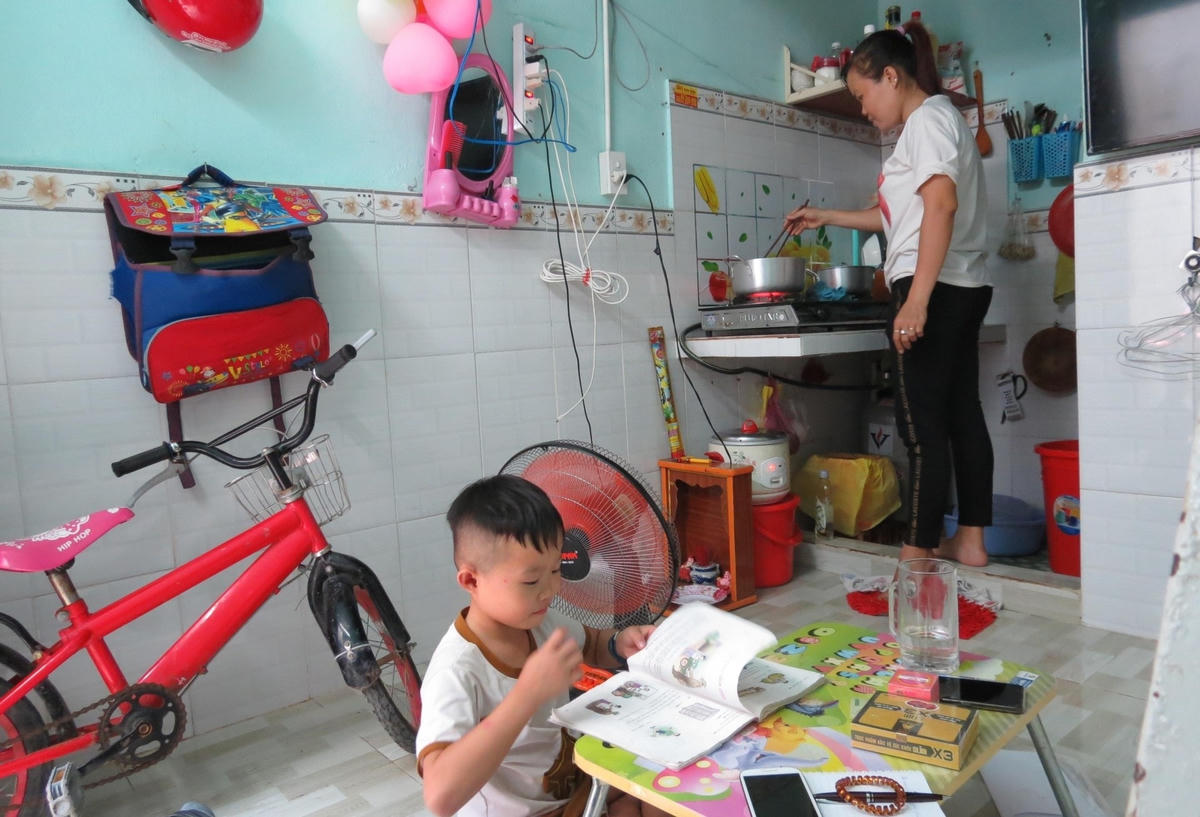 Gia đình một công nhân tại khu công nghiệp Bắc Thăng Long, huyện Đông Anh, TP Hà Nội. Ảnh: Phạm Hùng.