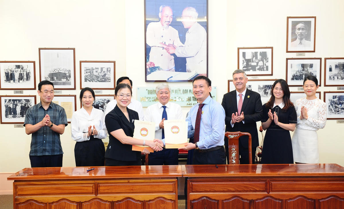 Ký kết hợp tác giữa Tập đoàn Masterise Group và UBTƯ MTTQ Việt Nam triển khai kế hoạch xây dựng 400 căn nhà Đại đoàn kết cho các hộ gia đình nghèo tại 9 địa phương. Ảnh: Minh Đức.