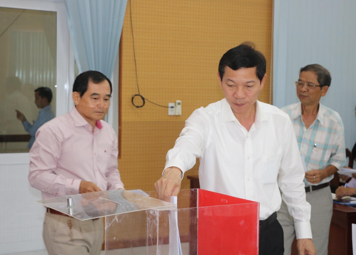 Lấy phiếu tín nhiệm đối với các Phó Chủ tịch Ủy ban MTTQ Việt Nam tỉnh Quảng Ngãi. 