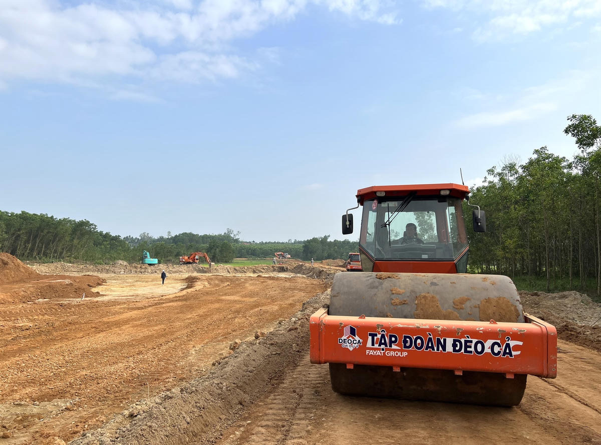 Đơn vị thi công dùng xe lu làm nền đường cao tốc.
