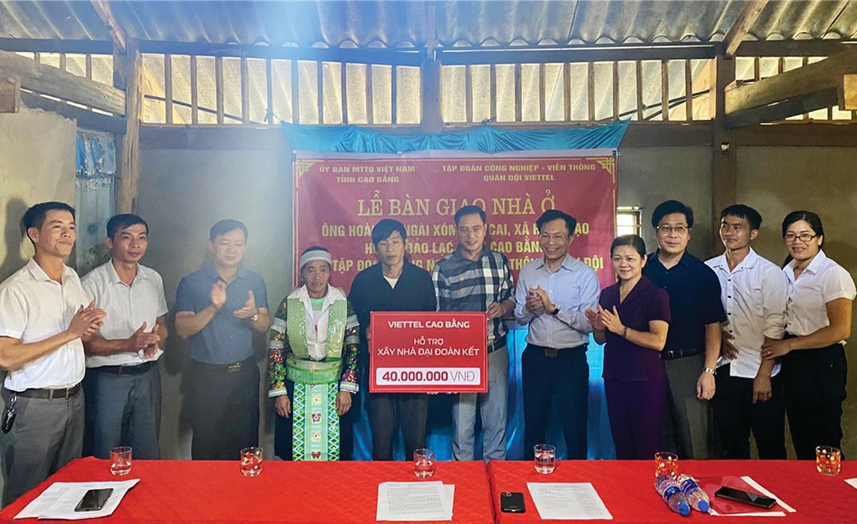 Lãnh đạo Ủy ban MTTQ tỉnh Cao Bằng trao hỗ trợ xây nhà đại đoàn kết cho hộ nghèo tại xóm Lũng Luông, xã Lũng Nặm, huyện Hà Quảng.