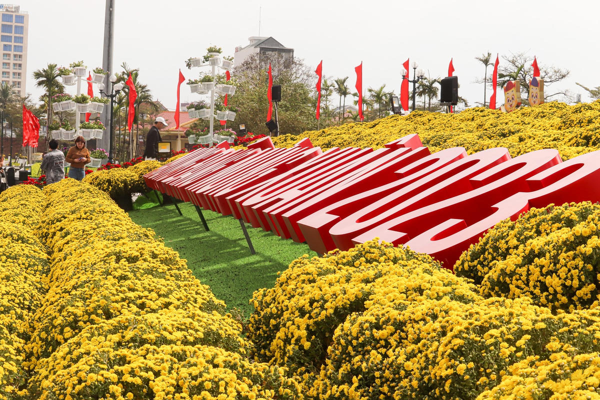 [Ảnh] Người dân diện đồ đẹp, đổ về Quảng trường Hồ Chí Minh ngày đầu xuân