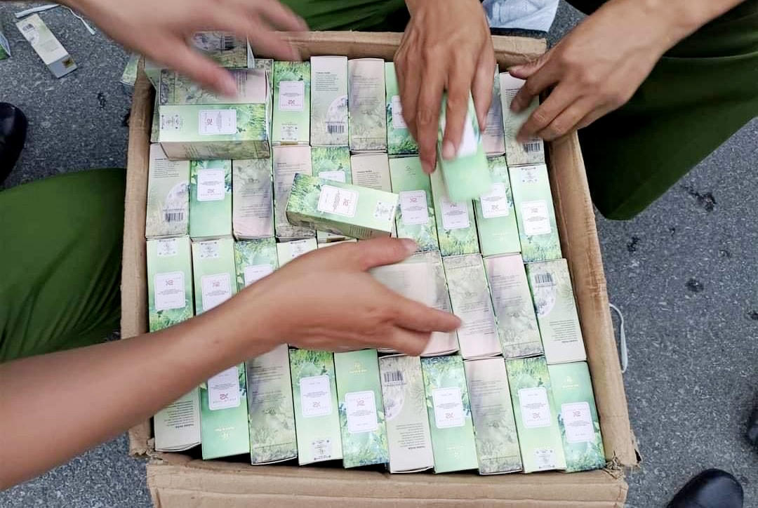 Lực lượng chức năng tạm giữ số lượng lớn hàng hoá để xác minh nguồn gốc xuất xứ.