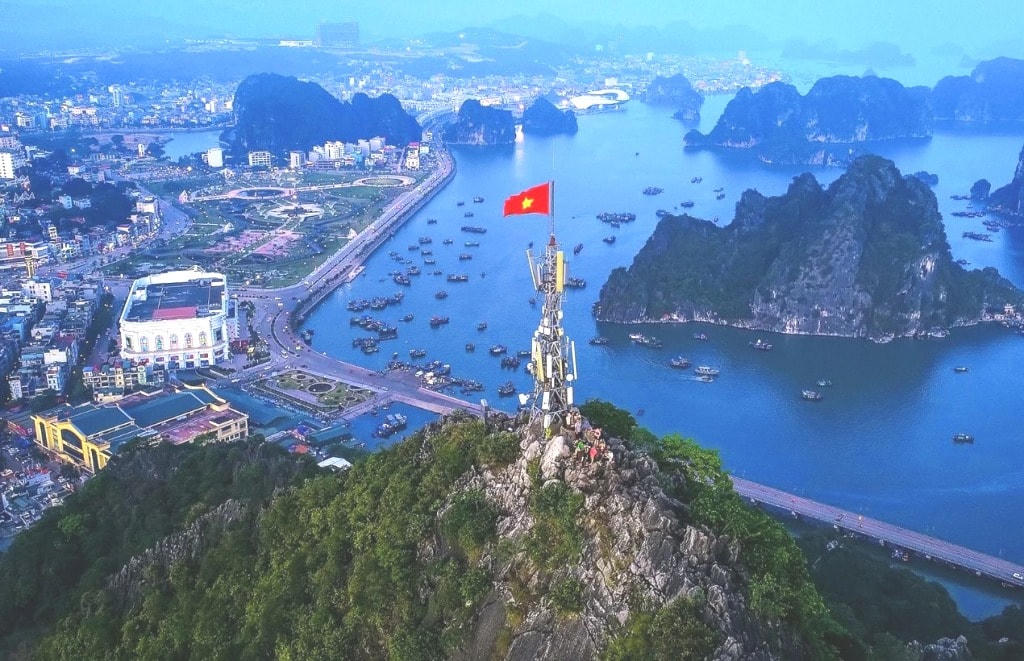 Núi Bài Thơ không chỉ được coi là một trong những biểu tượng đặc trưng của Hạ Long mà còn là điểm đến yêu thích của nhiều du khách, đặc biệt là khách quốc tế.