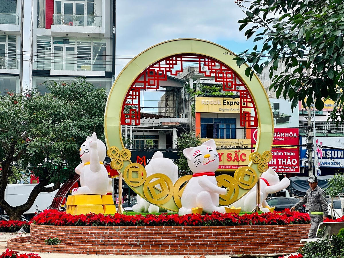 Một góc linh vật mèo ở vườn hoa Ba Tơ.