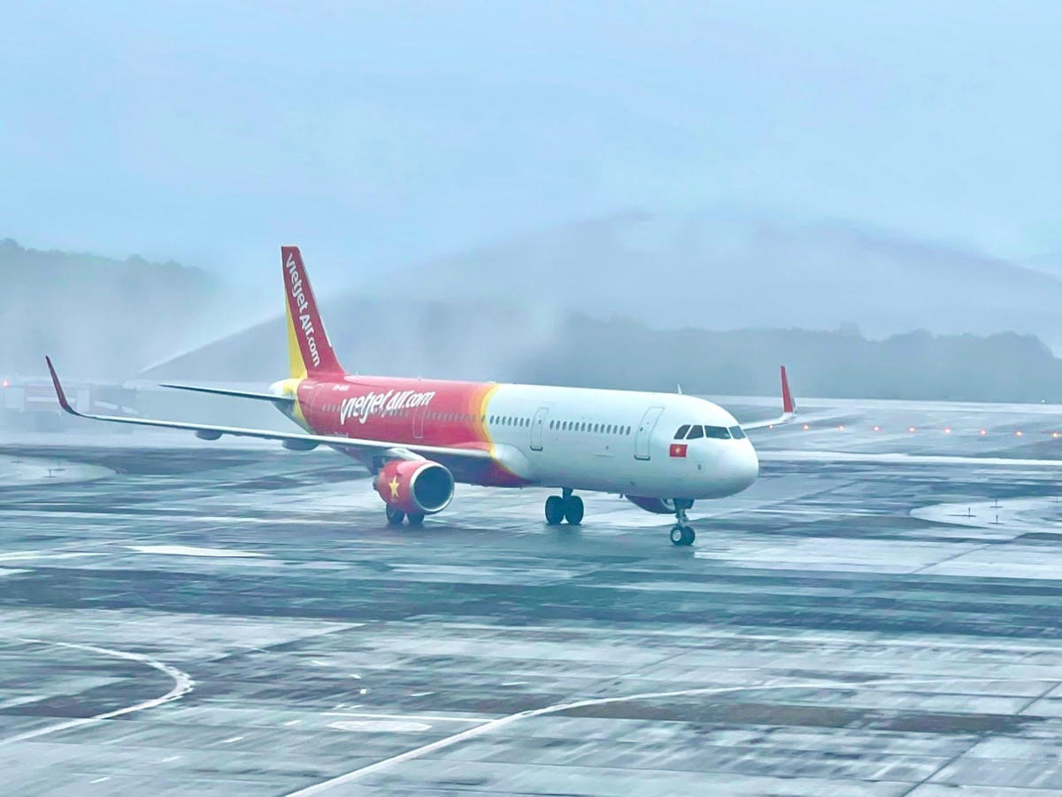 Nghi thức phun vòi rồng chào đón chuyến bay đầu tiên cất cánh từ sân bay Trà Nóc (Cần Thơ) hạ cánh xuống sân bay Vân Đồn (Quảng Ninh).