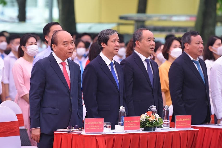 Chủ tịch nước Nguyễn Xuân Phúc đến dự lễ khai giảng tại Trường THPT chuyên Đại học Khoa học Tự nhiên - Đại học quốc gia Hà Nội, cùng dự có Bộ trưởng Bộ GDĐT Nguyễn Kim Sơn...