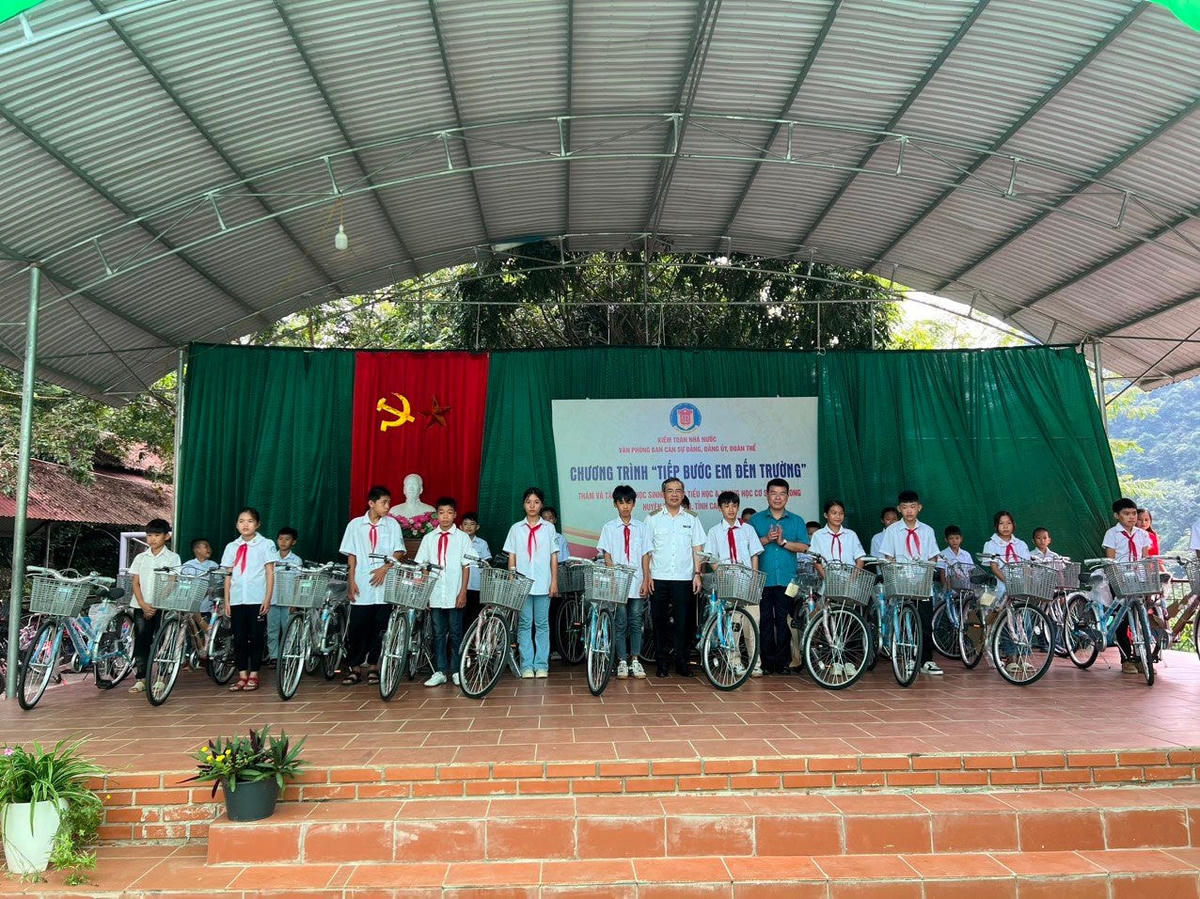 Tặng 50 chiếc xe đạp cho các em học sinh có hoàn cảnh khó khăn vươn lên học tốt. Ảnh: TRẦN HUYỀN