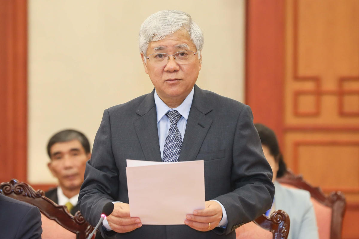Chủ tịch Đỗ Văn Chiến báo cáo về việc tổ chức Hội nghị biểu dương Chủ tịch Ủy ban MTTQ Việt Nam cấp xã và Trưởng ban Công tác Mặt trận tiêu biểu toàn quốc giai đoạn 2017 - 2022.  