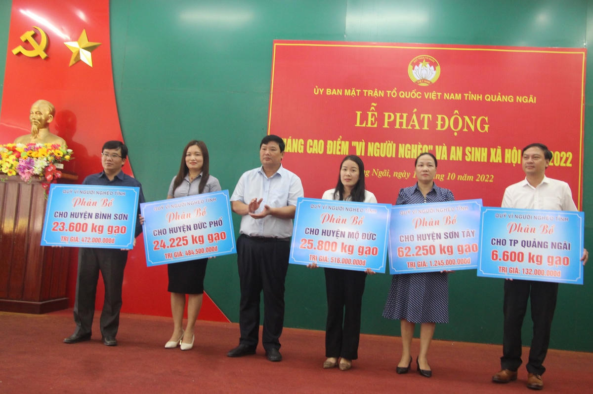 Lãnh đạo Ủy ban MTTQ Việt Nam tỉnh Quảng Ngãi phân bổ gạo cho các huyện, thị xã trong tỉnh.