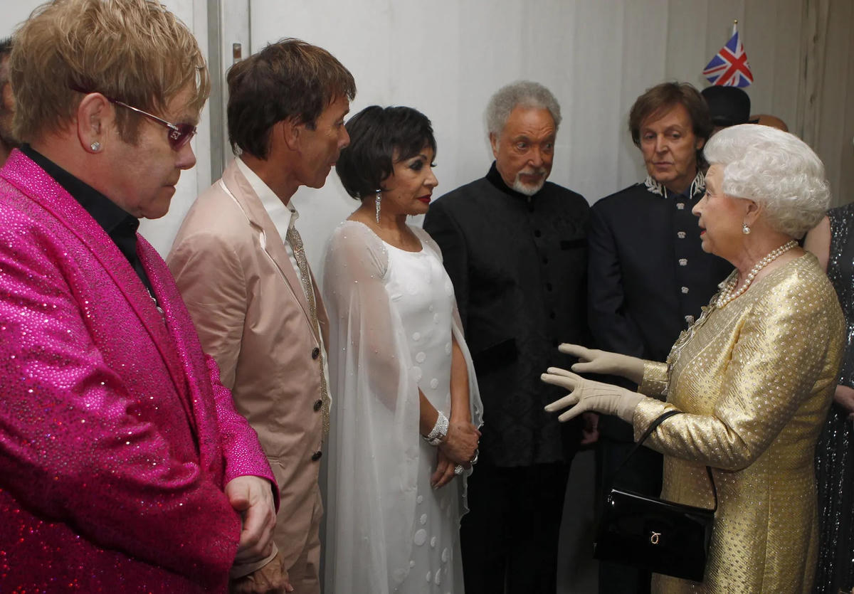 Cuộc gặp gỡ giữa Nữ hoàng (từ trái sang phải) và Elton John, Cliff Richard, Shirley Bassey, Tom Jones và Paul McCartney đằng sau hậu trường buổi hòa nhạc ăn mừng Đại lễ Kim Cương bên ngoài Cung điện Buckingham. Ảnh: Dave Thompson / PA.