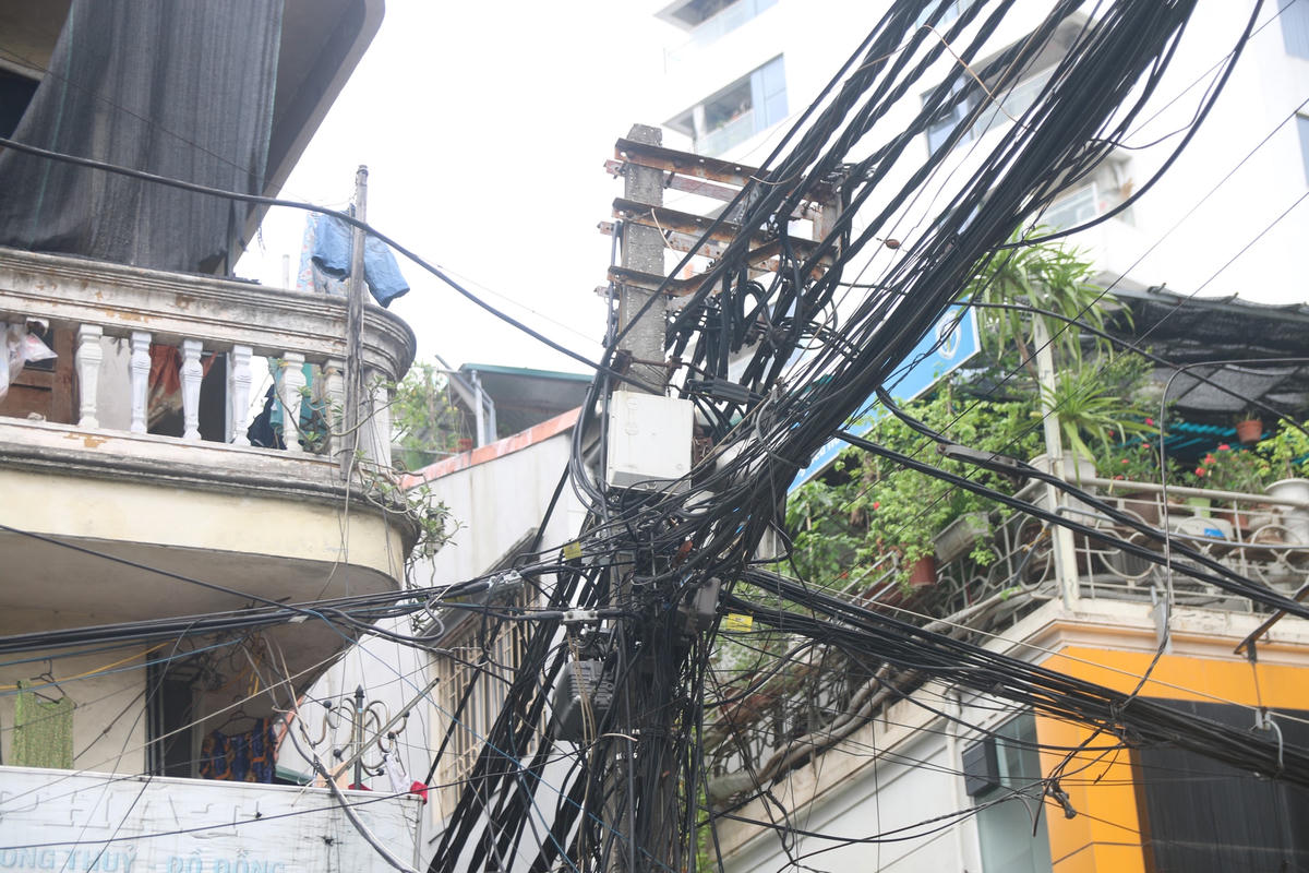 Tầng 2 và mái của nhà dân đặt sát các cột điện tiềm ẩn nguy cơ gây cháy nổ.