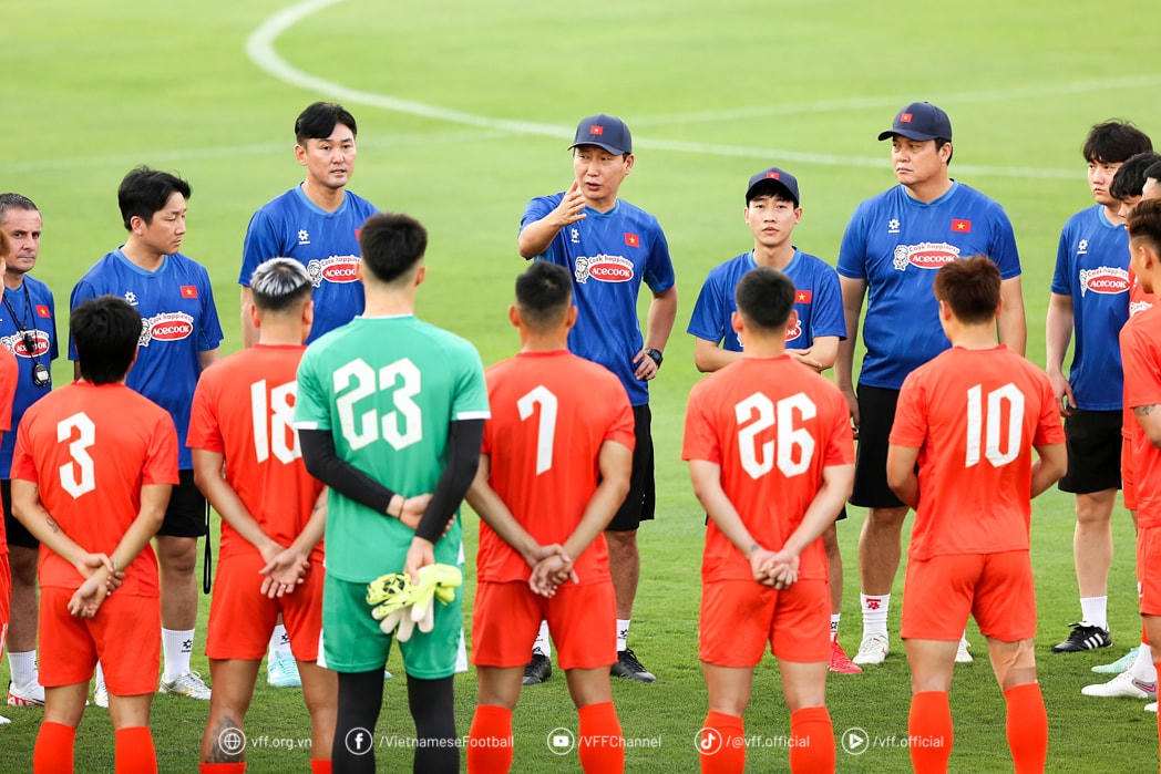 HLV trưởng Kim Sang Sik cùng các cầu thủ. Ảnh: VFF.