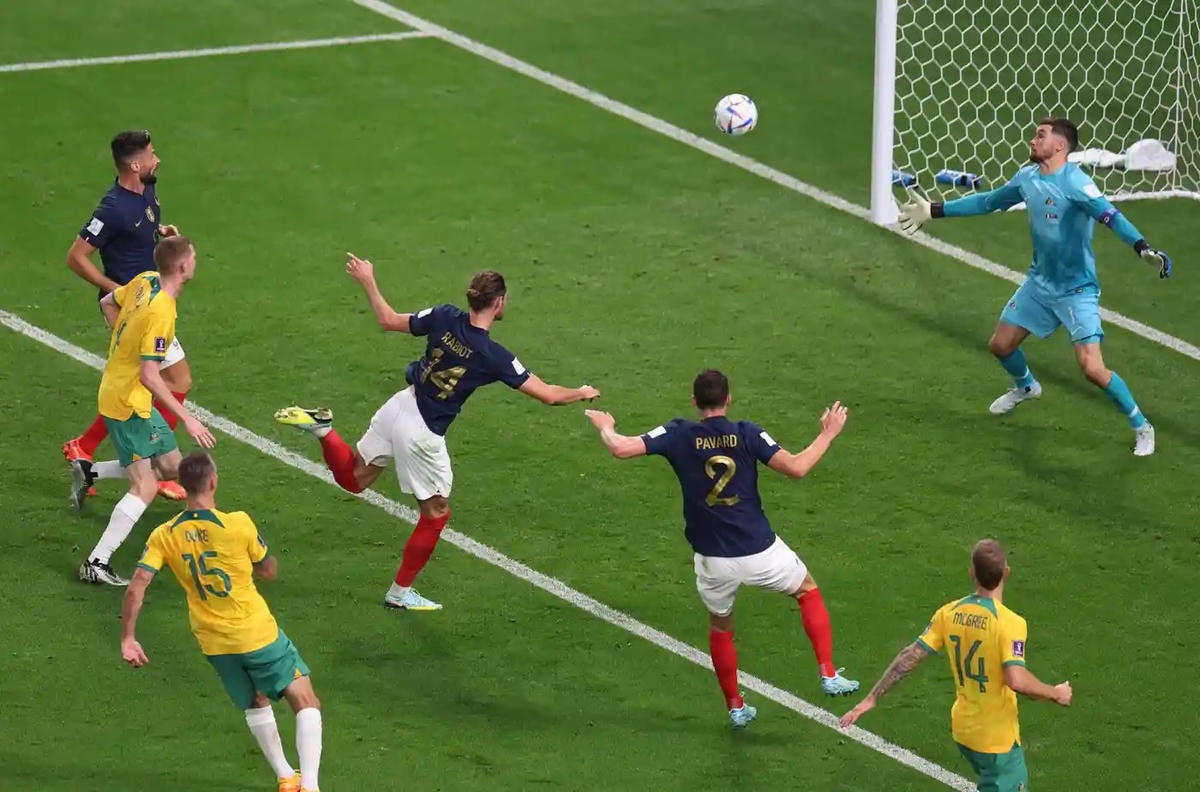 Adrien Rabiot ghi bàn gỡ hòa cho tuyển Pháp.