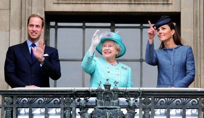 Nữ hoàng Anh Elizabeth II (giữa) cùng vợ chồng Hoàng tử William vẫy tay từ ban công Tòa nhà Hội đồng ở Nottingham, miền trung nước Anh, vào ngày 13/6/2012. Ảnh: AFP. 