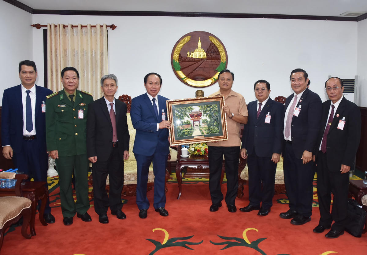 Phó Chủ tịch – Tổng Thư ký Lê Tiến Châu tặng tranh lưu niệm cho ông Santiphap Phomvihane, Bí thư, Tỉnh trưởng tỉnh Savannakhet.