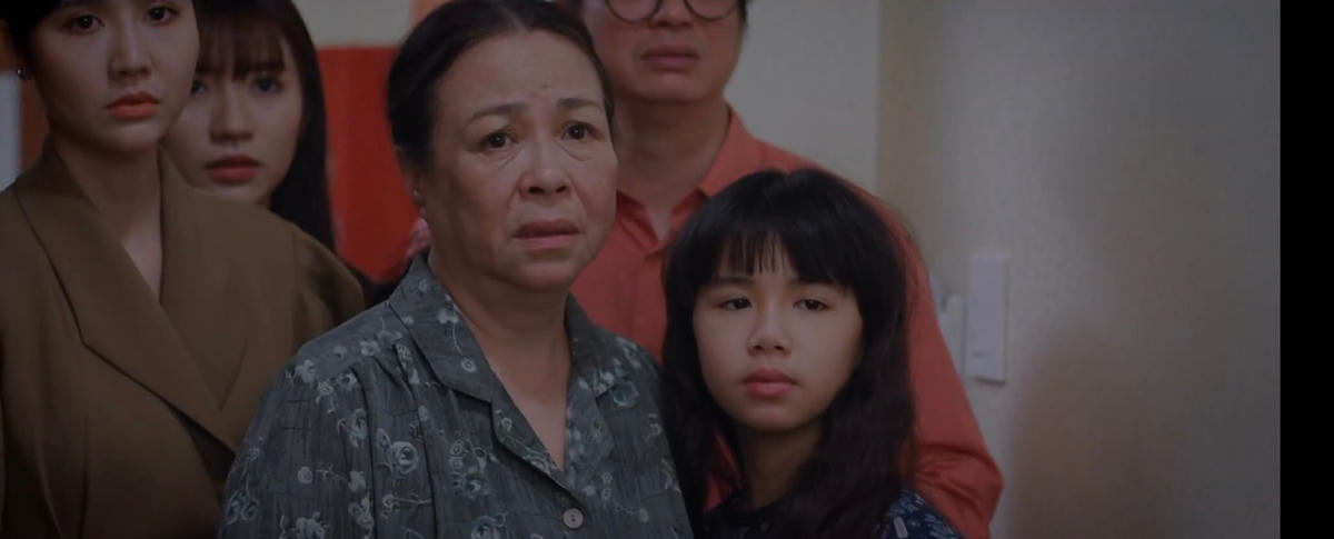 Gia đình bà Nga đến nhà nghỉ đón Khánh về. Ảnh: CMH.  