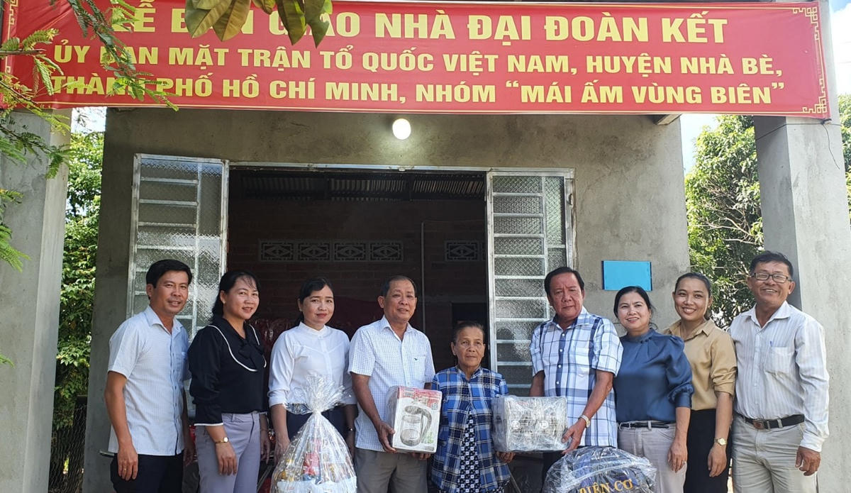Nhóm “Mái ấm vùng biên” trao nhà Đại đoàn kết cho người dân.