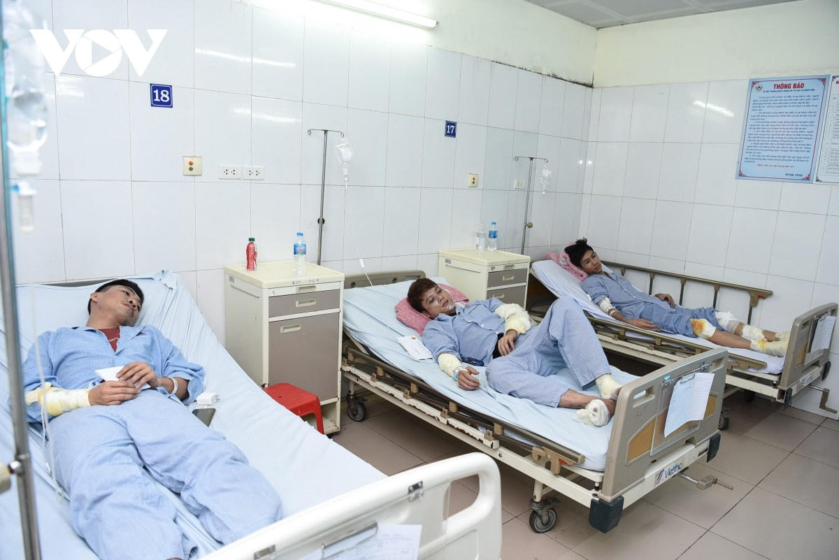 Nhiều công nhân nằm điều trị tại khoa ngoại chấn thương chỉnh hình bỏng Bệnh viện Đa khoa tỉnh Bắc Ninh. Ảnh: VOV.