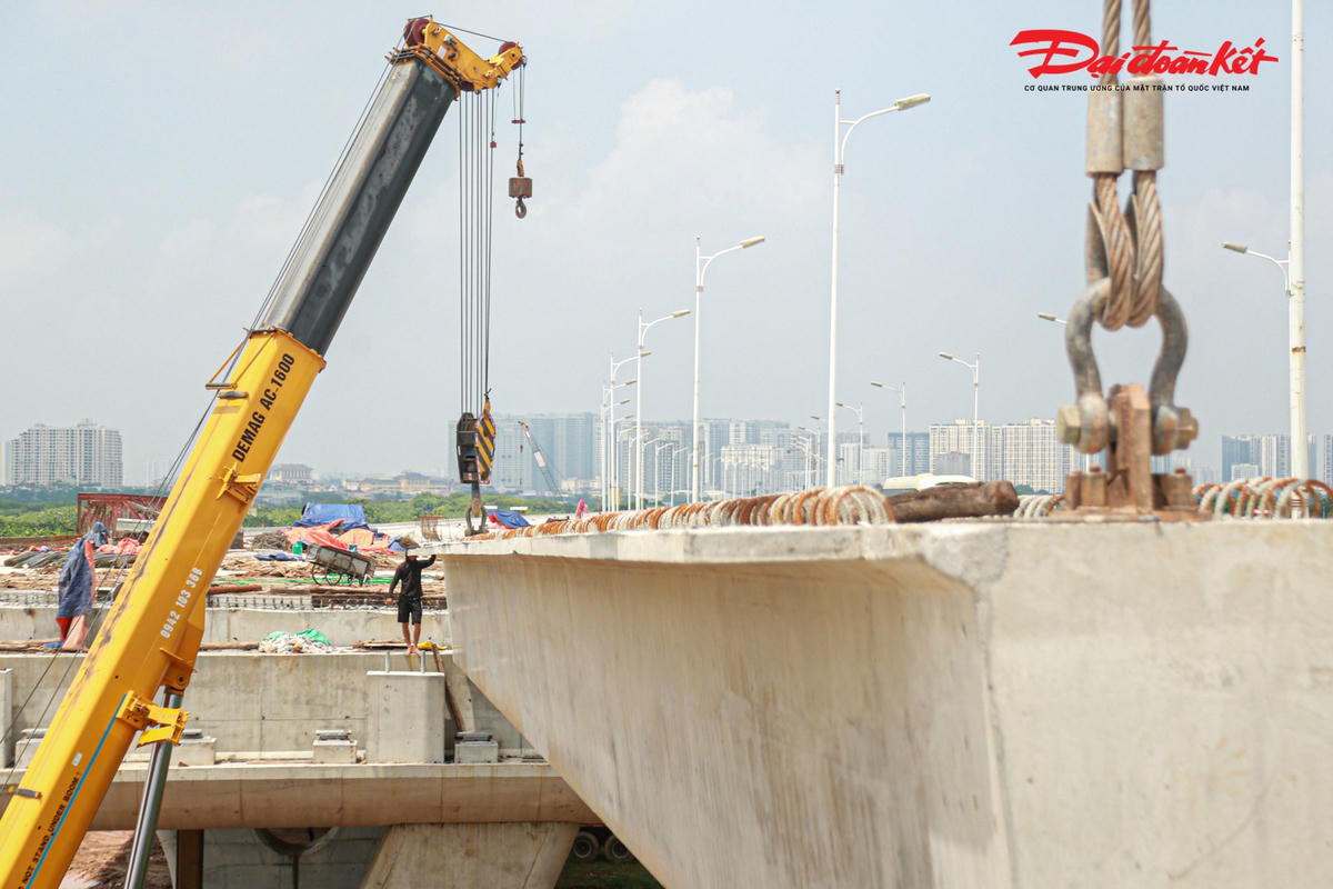 Máy móc cỡ lớn được huy động để thực hiện lao dầm nhịp dẫn cuối cùng lên cầu.