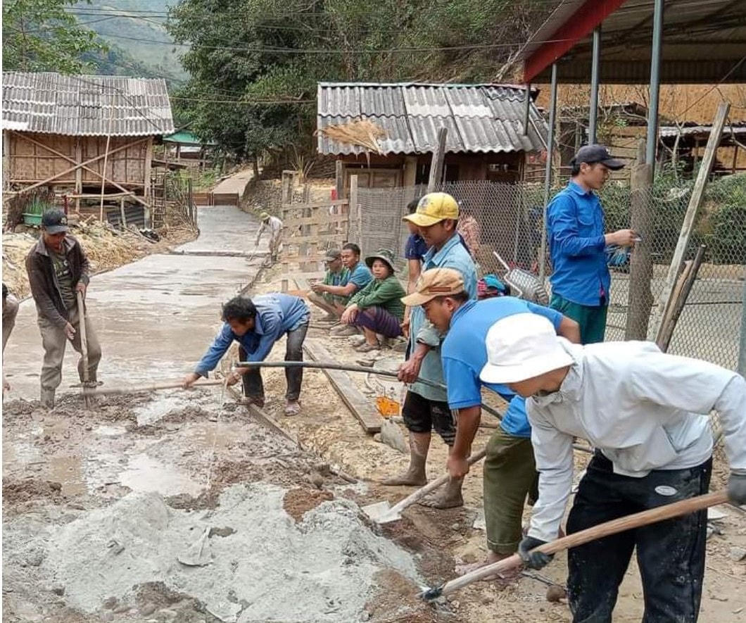 Người dân xã Bắc Lý, huyện Kỳ Sơn tham gia làm đường giao thông nông thôn.