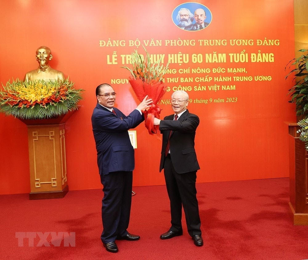 Tổng Bí thư Nguyễn Phú Trọng chúc mừng nguyên Tổng Bí thư Nông Đức Mạnh. (Ảnh: Trí Dũng/TTXVN).