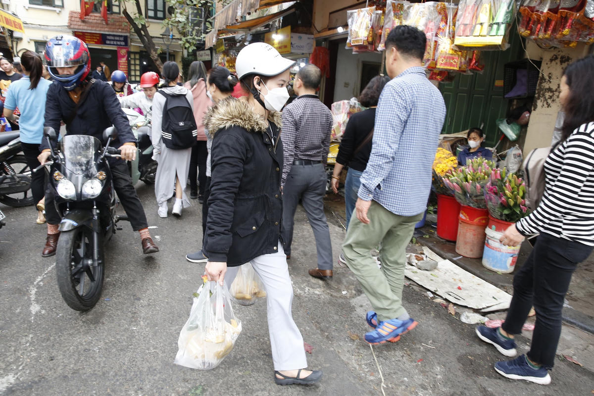 Theo chị Vân trú tại Ba Đình, Hà Nội: "Dù biết, cứ mỗi khi dịp Tết đến những món đồ cúng đều tăng giá. Tuy nhiên, giá cả có cao nhưng để bày tỏ được lòng thành kính thì không nên tính toán. Mặt khác, đồ lễ tại chờ Hàng Bè luôn được tôi tin dùng vì rất chất lượng và đẹp mắt".