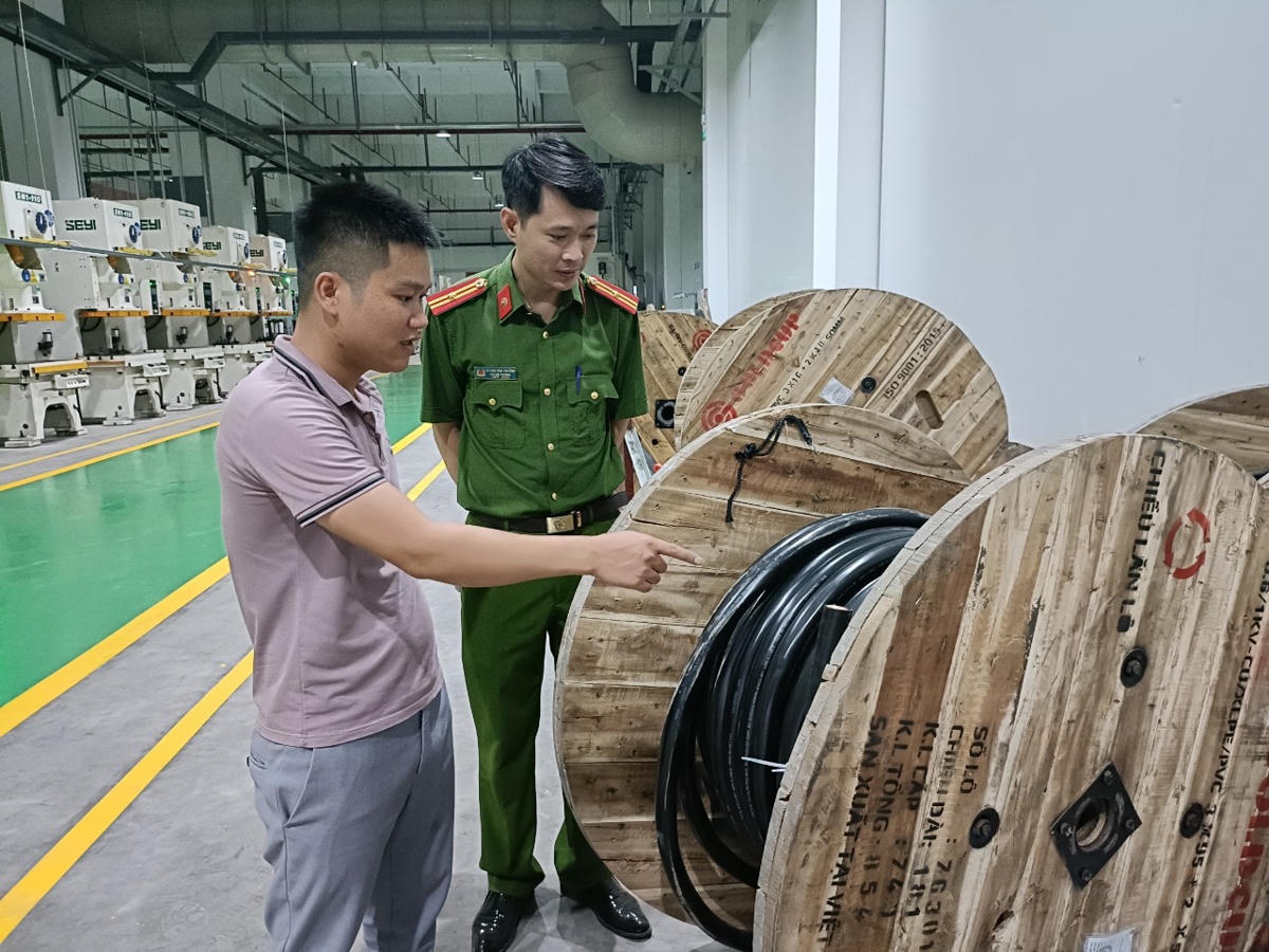 Cán bộ Công an huyện Hiệp Hoà đến hiện trường vụ mất trộm tài sản để điều tra.