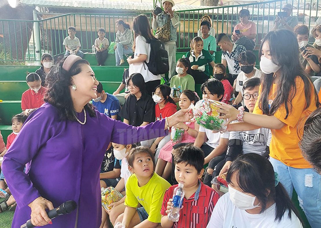 NSND Kim Cương với các em cháu có hoàn cảnh khó khăn, bố mẹ, bố hoặc mẹ đã qua đời vì dịch bệnh Covid-19.