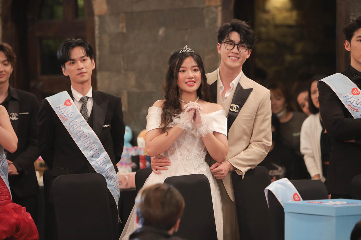 Cặp đôi Fanny - Vũ Thịnh không ngừng chúc phúc cho 2 người bạn của mình. Ảnh: Perfect Universe.