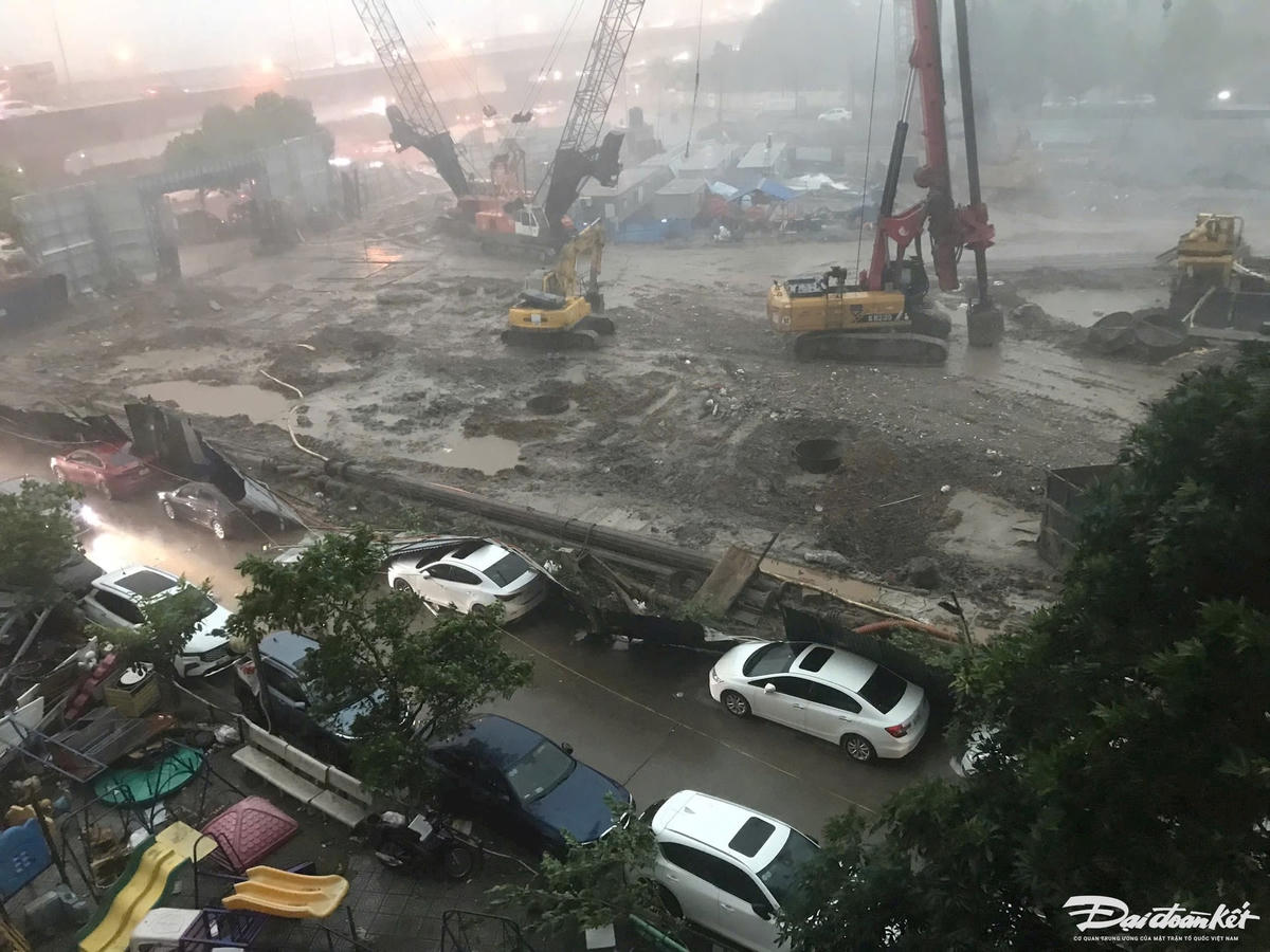 Chiều 19/7, Hà Nội cùng nhiều tỉnh thành xuất hiện trận mưa dông rất lớn. Tại Hà Nội, mây đen phủ kín khiến trời tối, kèm theo gió lớn cuốn theo nhiều bụi, ni lông... Người dân gặp nhiều khó khăn khi di chuyển.