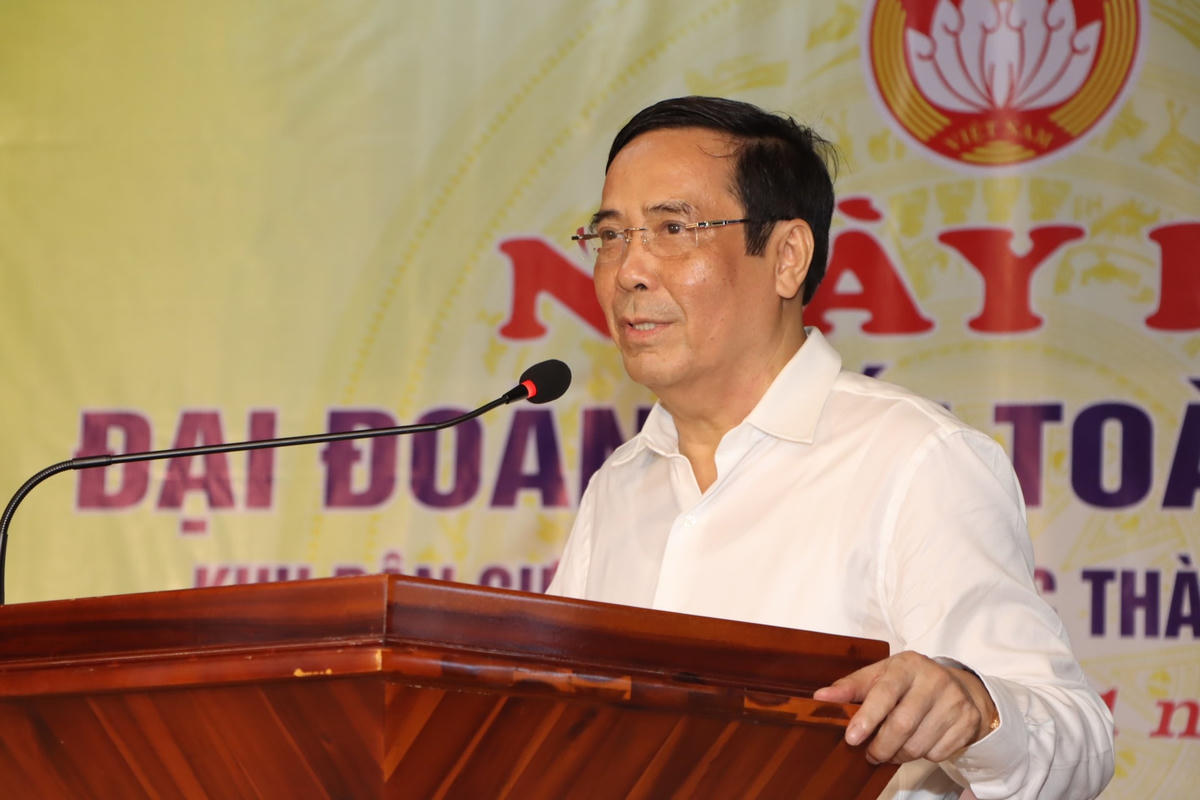 Chủ tịch Hội Người cao tuổi Việt Nam Nguyễn Thanh Bình phát biểu tại Ngày hội của thôn Bắc Nam Thành.