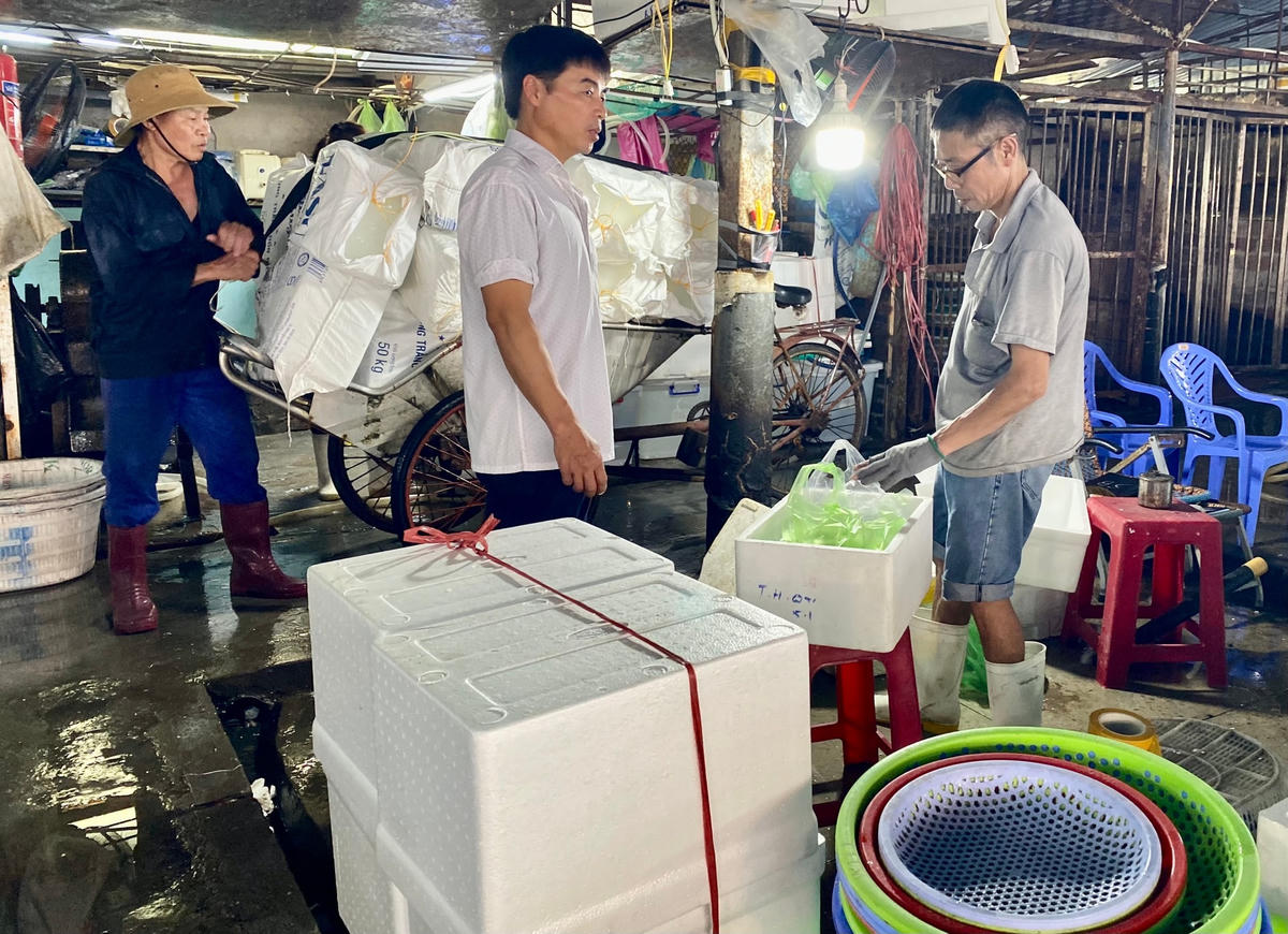 Tiểu thương phải luôn tay để kịp đóng hàng cho khách mang về.