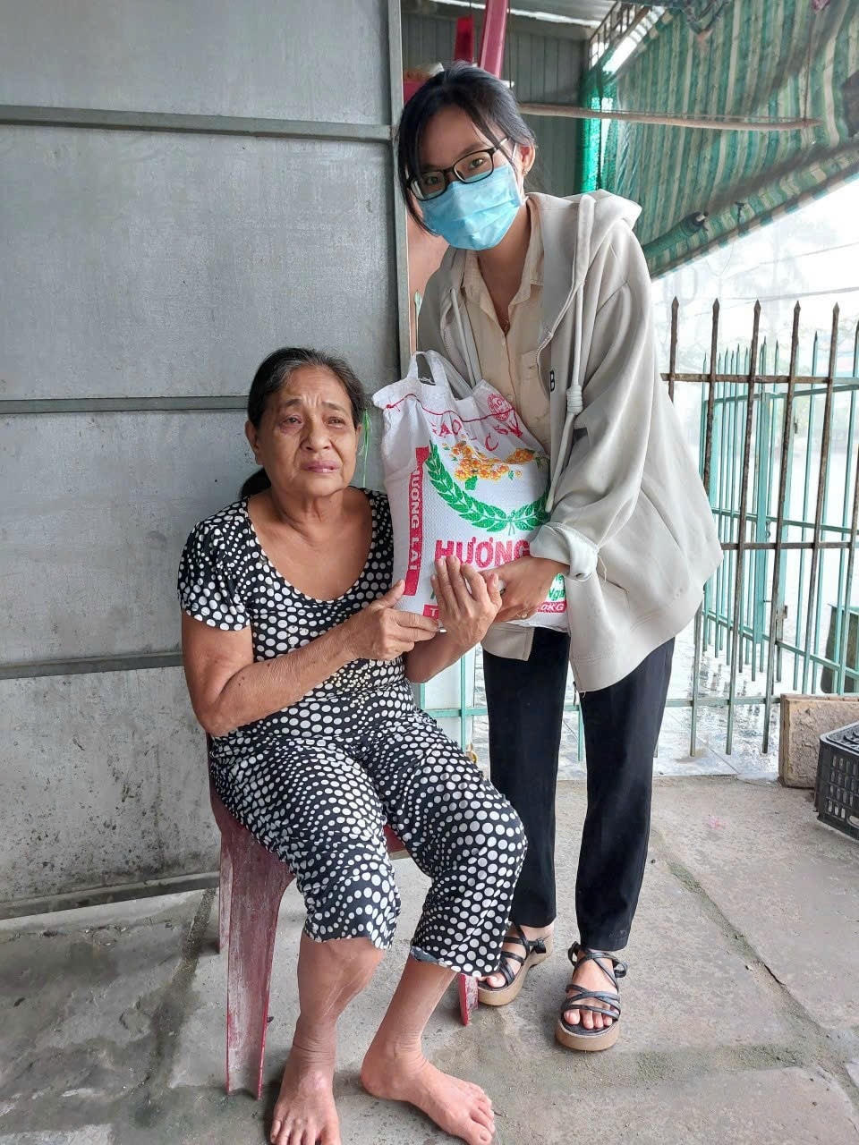 Số tiền thu được từ bán phế liệu, Hội LHPN phường Nhà Mát dùng mua nhu yếu phẩm tặng cho phụ nữ nghèo.