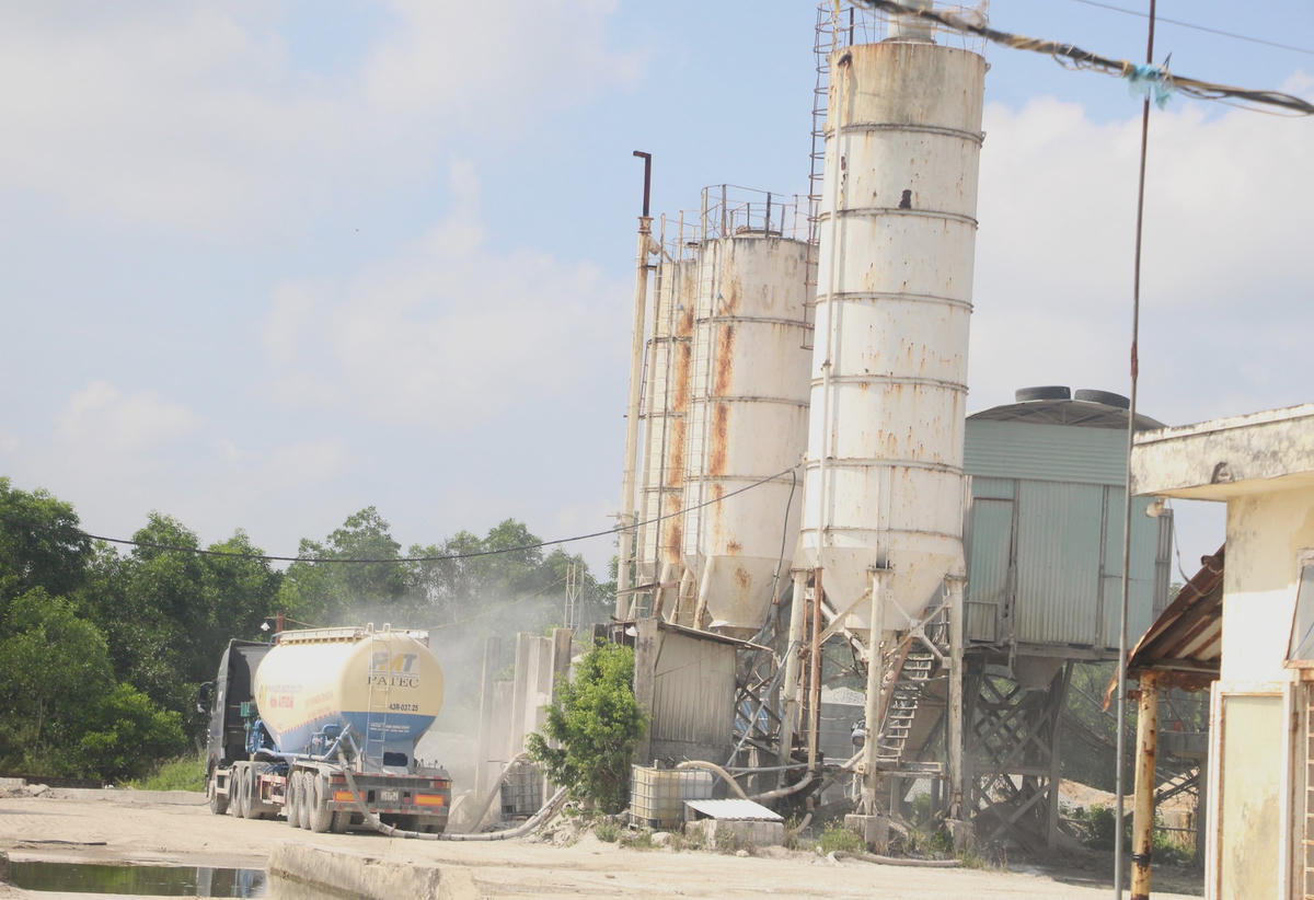 Nhà máy bê tông Chu Lai nằm trong khu dân cư gây ô nhiễm cho các hộ dân.